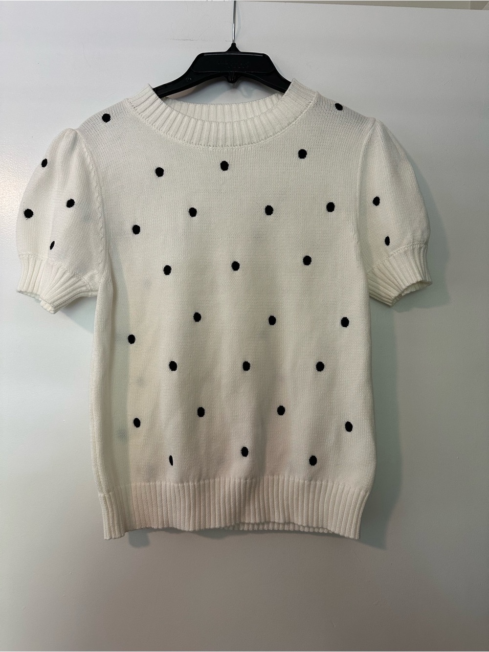 Size Small Gilli Women’s Cream Polka Dot Short Sleeve Sweater